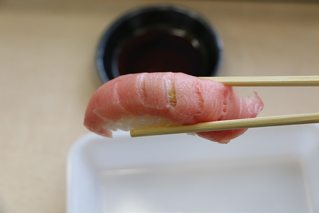 寿司屋では箸で食べたい